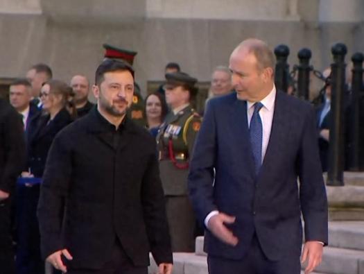 泽连斯基刚踏进爱尔兰都柏林的地盘，就收到了一份重磅大礼，爱尔兰直接甩出1.25亿