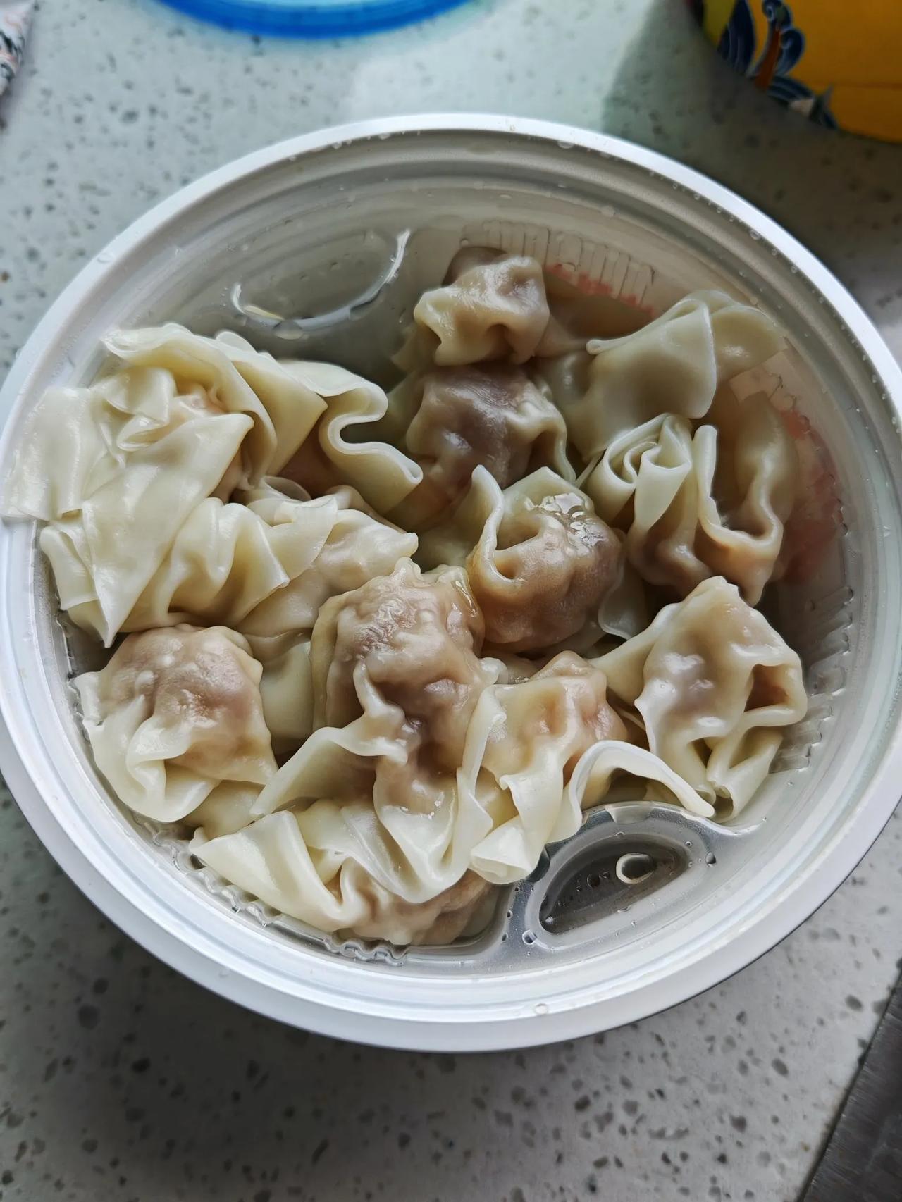 #夏日生活打卡季#
晚上不想做饭，就点了一份小馄饨。等拿到餐盒的时候，我一看怎么