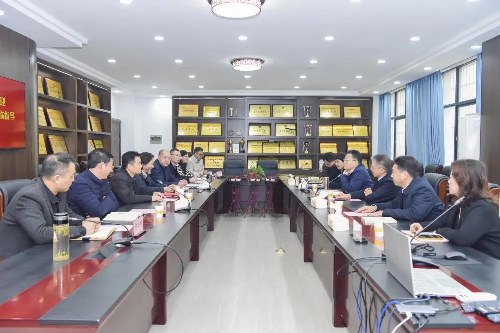 中南大学校长李建成看望孟泽、卢雨等人文社科教师代表


 12月4日上午，中南大