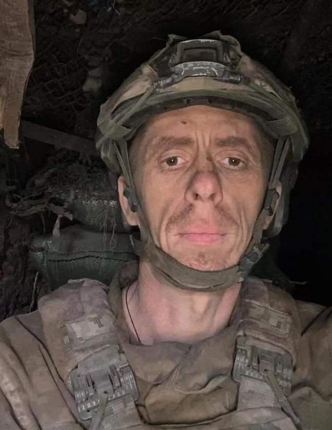 乌军一个人坚守阵地472天，撤下火线时，已经几乎不会走路！乌军46岁老兵谢尔盖·