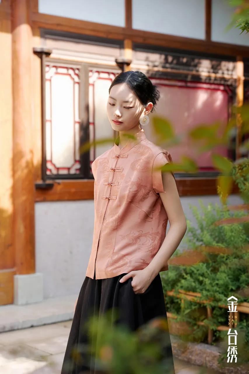浮光夏影
悠然前行，满溢优雅
衣着翩然，编织夏曲
上衣
半裙
如何穿得既优雅又自
