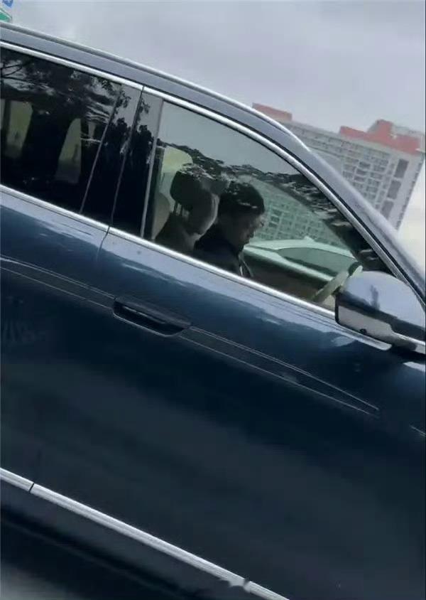 余承东因开车看手机去自首了余承东回应开车睡觉：当时在低头看手机，已自首交了罚款扣