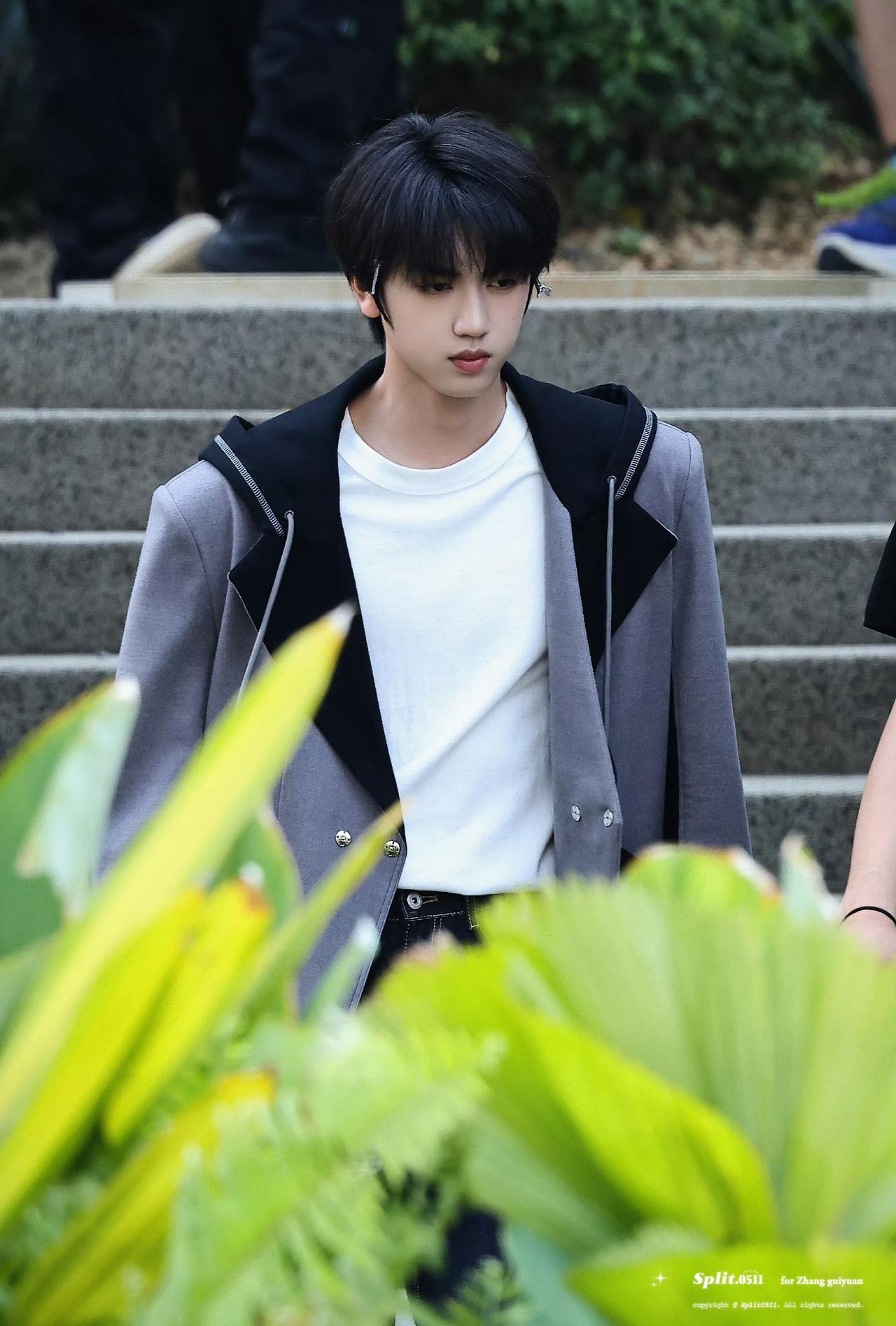 张桂源好帅好美好萌肩好宽，谁打的眼下腮红出来挨夸！！！
都来支持4.4的ccl 