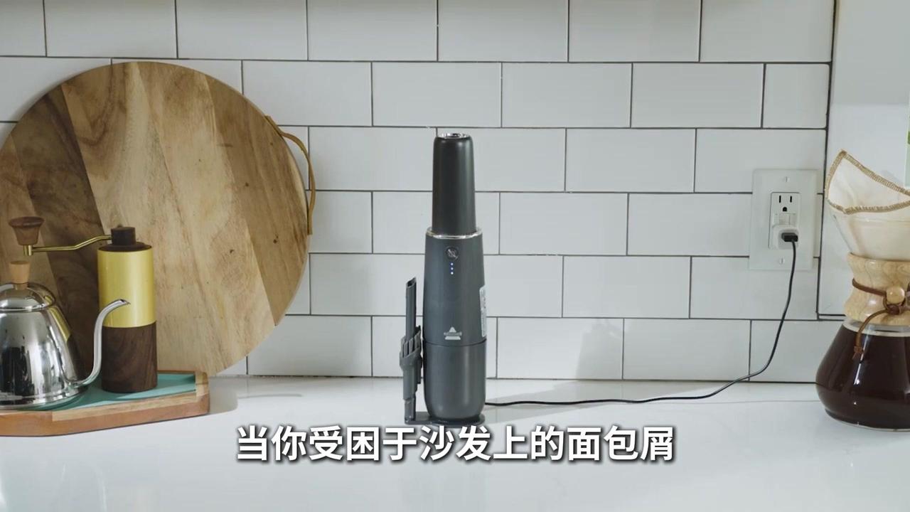 🎈当你受困于沙发上的面包屑或宠物毛发时，大吸尘器便无用武之地，而手持真空吸尘器