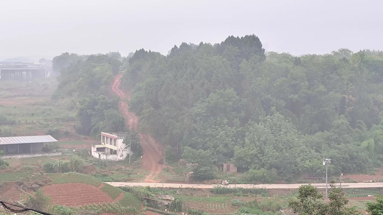 记录我的2026走上山顶看身边的风景！分享一张自然风景的照片