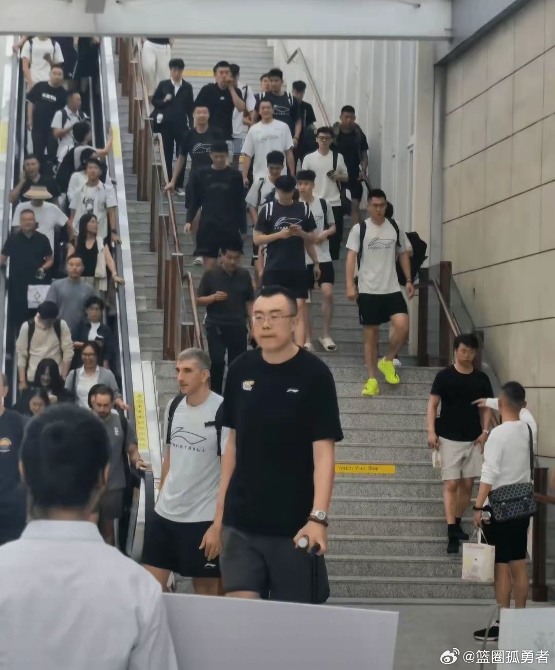 韩德君带队，辽篮全队昨日抵达凌源，今晚将迎战吉林男篮打响东北德比热身赛！刚落地沈