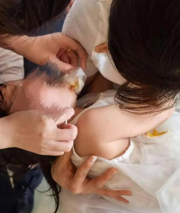 海南三亚，一女子带着3岁女儿去三亚，一家人在机场坐摆渡车时，女子转身拿行李时，女