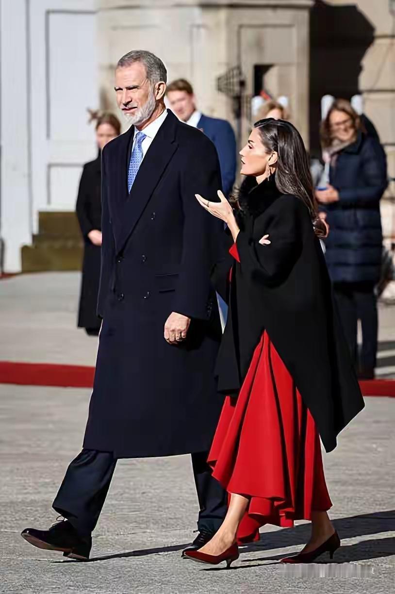 西班牙王后莱蒂齐亚接待德国总统夫妇，妥妥把外交场合穿成“王室时尚秀”，真实又好嗑