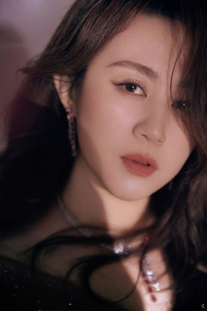 马丽裙子一袭红裙好亮眼，马丽整个人看着精神又舒展，状态太在线了 