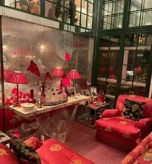 刘嘉玲梁朝伟家的装修风格太诡异了，大红色的让人慎得慌。

家具都是高端奢侈品，到