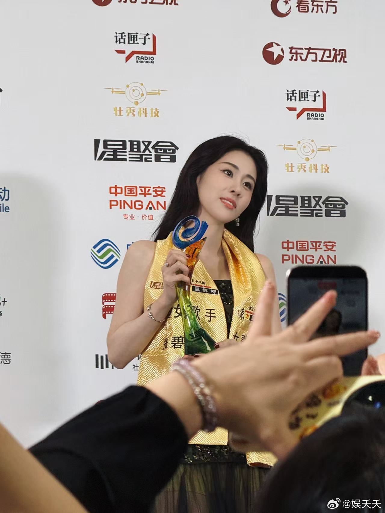 张碧晨最佳女歌手 恭喜张碧晨荣获最佳女歌手！今晚舞台太有张力了，感觉整个场子都被