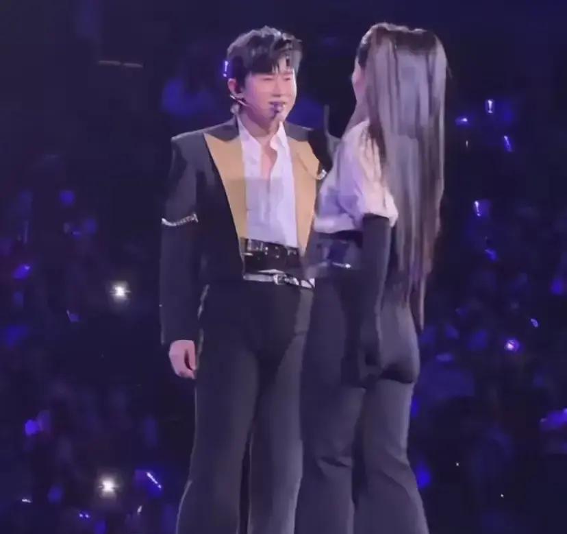 张杰谢娜的裤子，居然成了年度最牛营销？
这简直是2023年最魔幻的时尚事故！
张