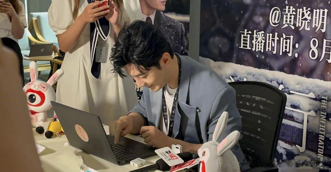 那么多年了，黄晓明还是没变，还是那么专注于表演。