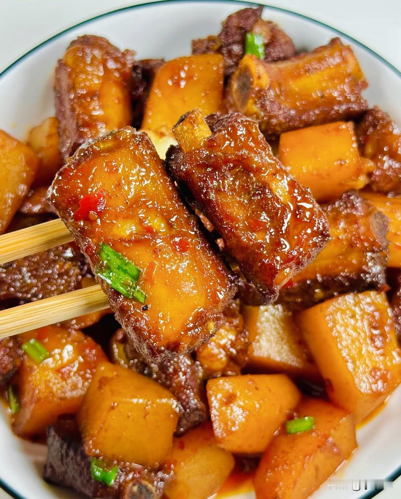 上次我做红烧排骨，光炖肉还行，结果配菜乱塞，要么烂成泥没味，要么硬邦邦不入味，白