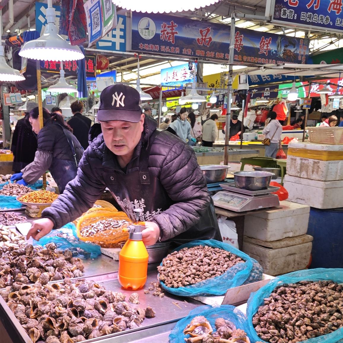 一早来到了九江路菜市场，先是来到了海产品区，看看休渔期前的海鲜市场，都有些啥？价