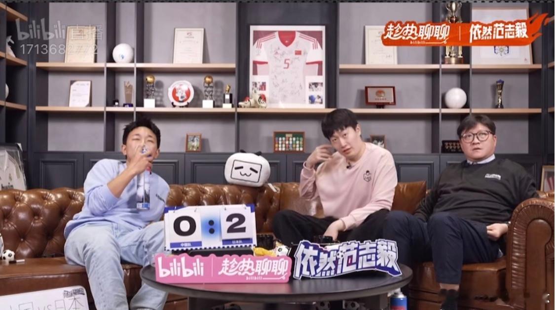 范志毅看国足比赛吸上氧了  有生之年系列～范志毅赵鹏同框直播妥妥的体育圈顶流新闻