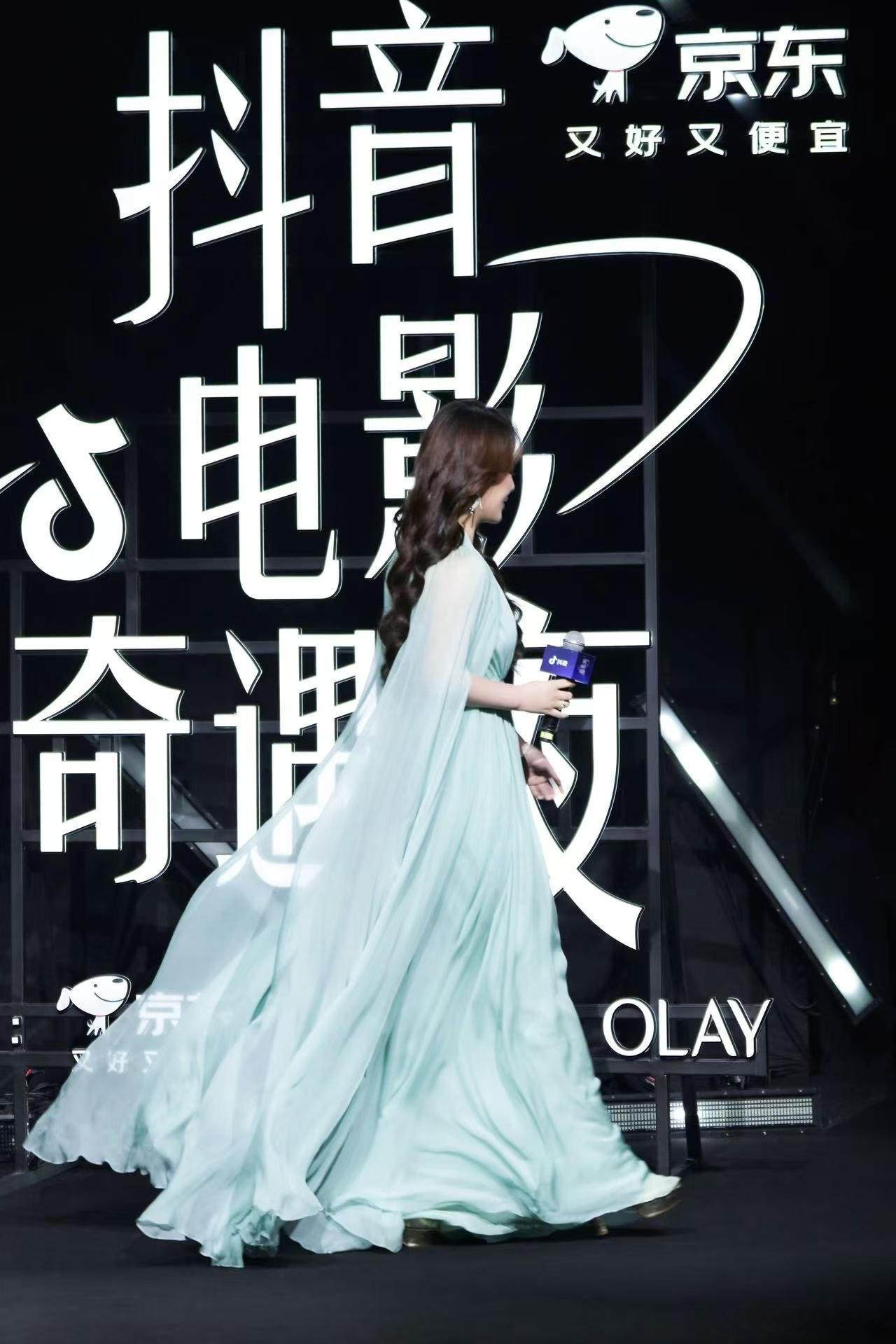 🎬马丽 抖音电影奇遇夜热爱穿越周期 光芒筑就璀璨 银幕自有奇遇 相逢总有惊喜关