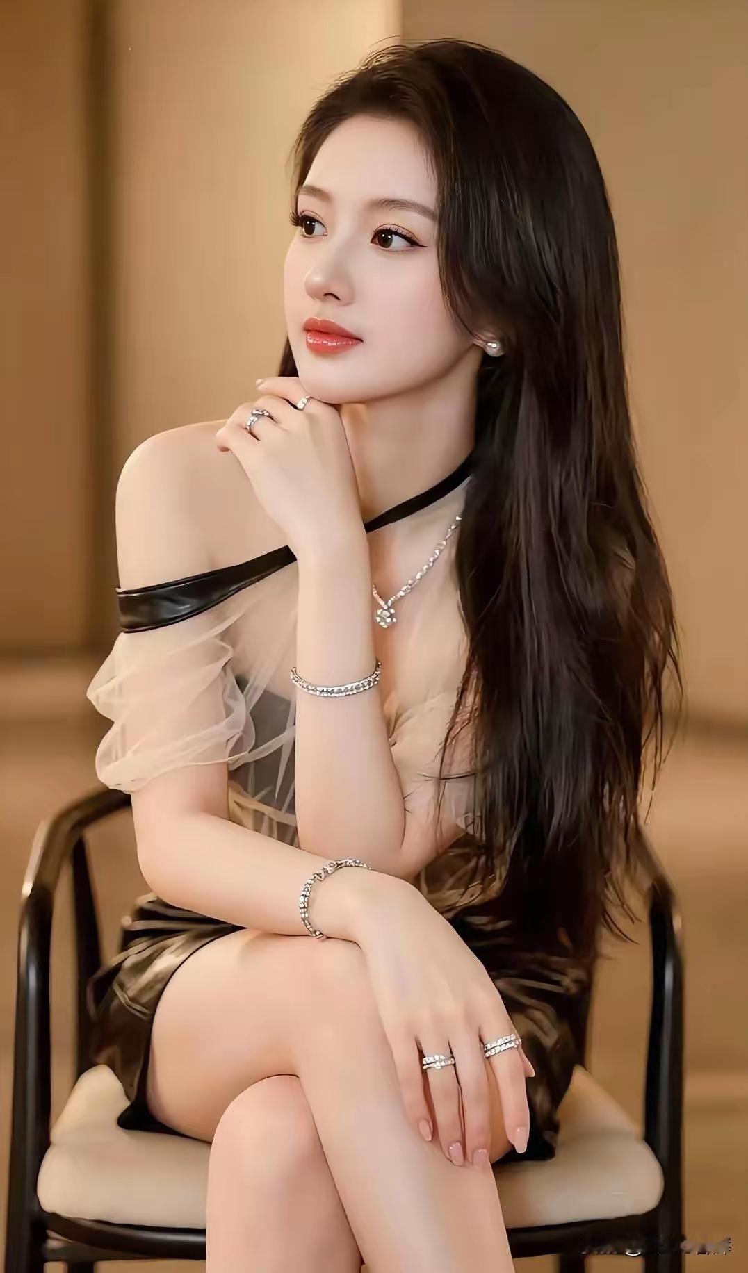 优雅气质，珠宝闪耀，坐享宁静时光