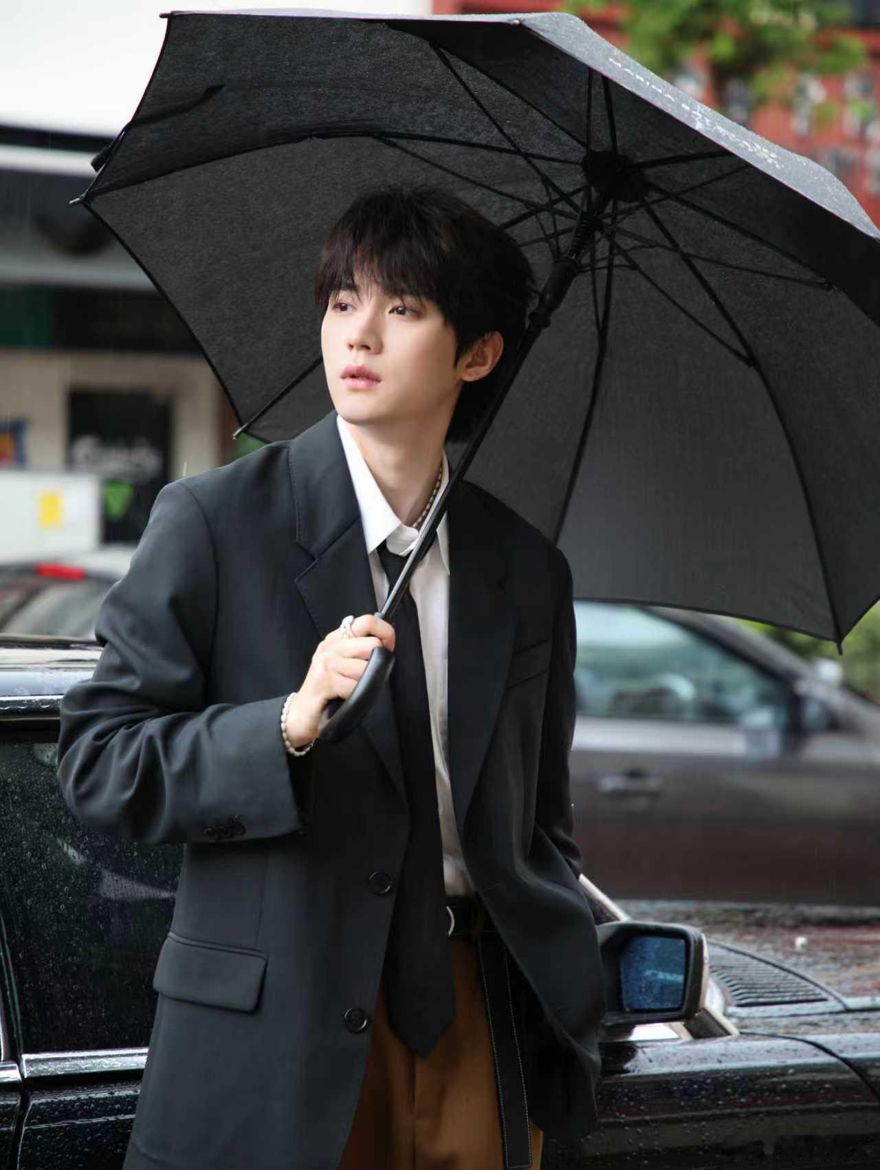 周翊然新加坡旅行明信片来啦！制服造型真是帅到我心里了，多发！爱看！ 