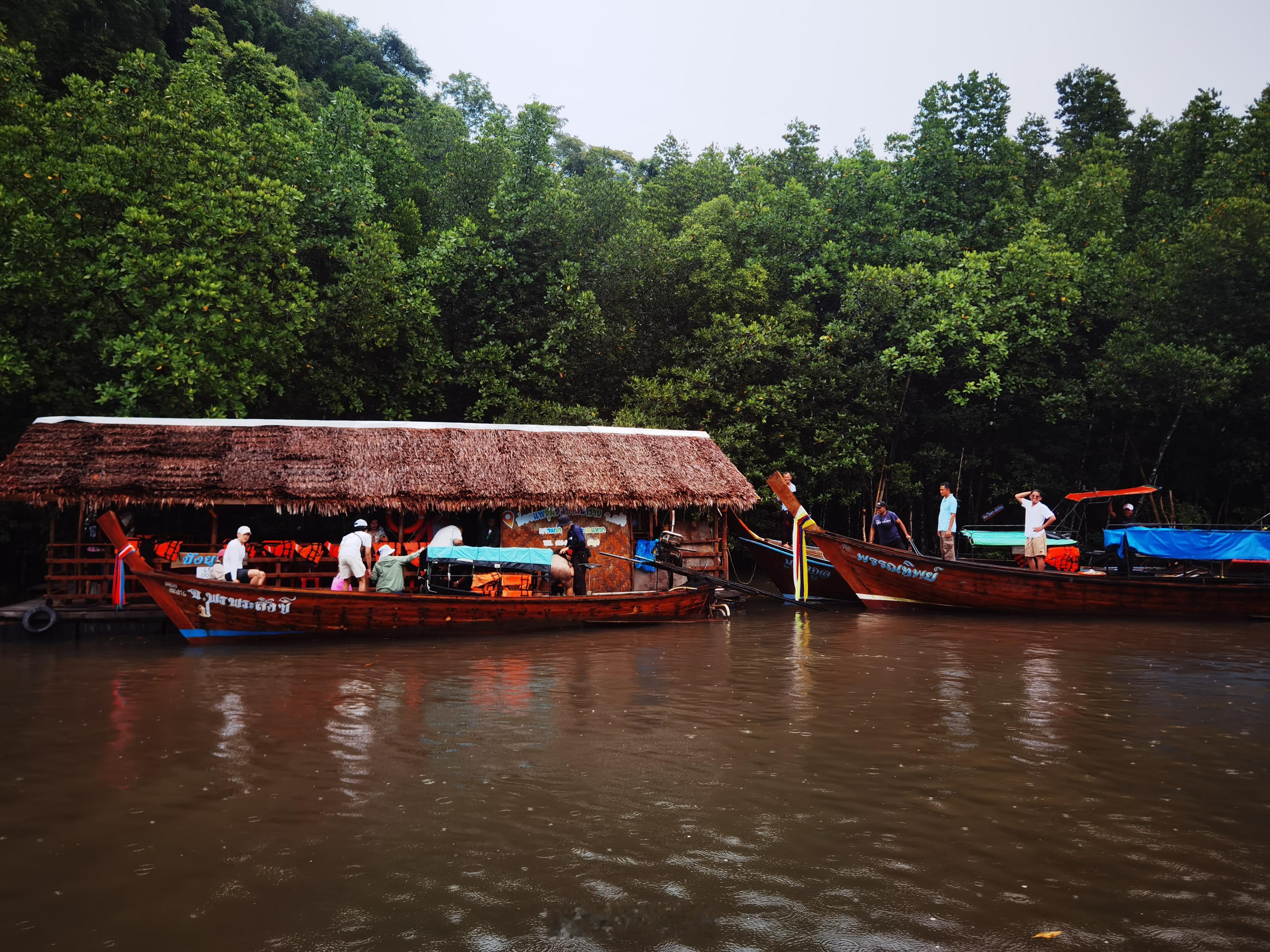 这里是泰国董里府班南拉社区体验区，百分之九十九都是当地游客，泰国全年蓝蟹栖息地，