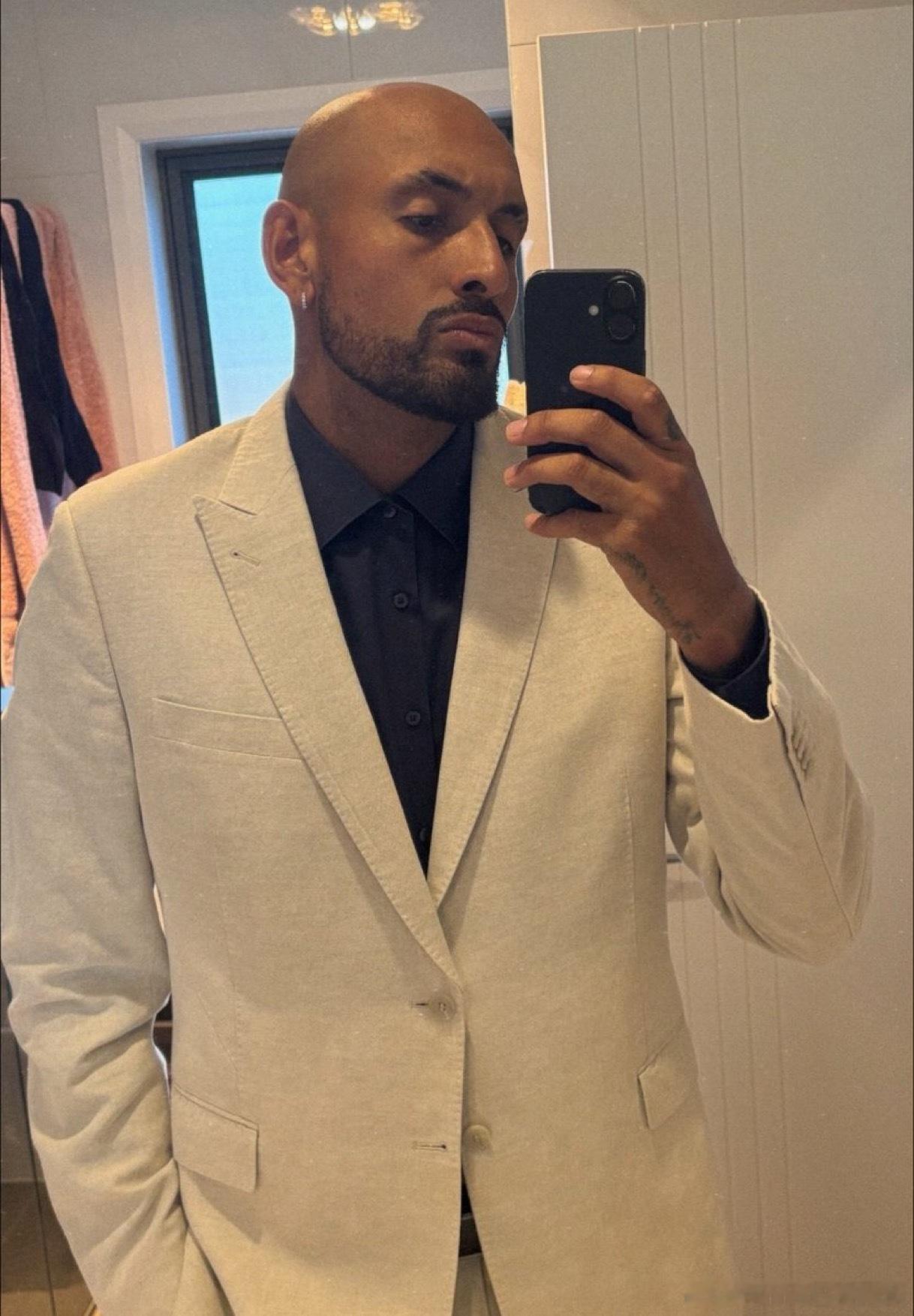 克耶高斯接受现实理了个光头，其实他的头型光头还是有型的ATP