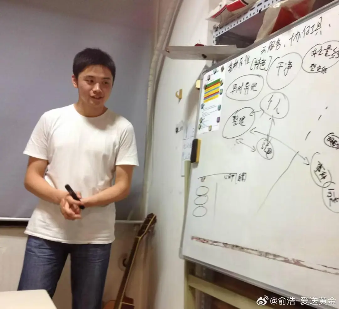 春晚主桌，感觉俞浩就是爽文大男主