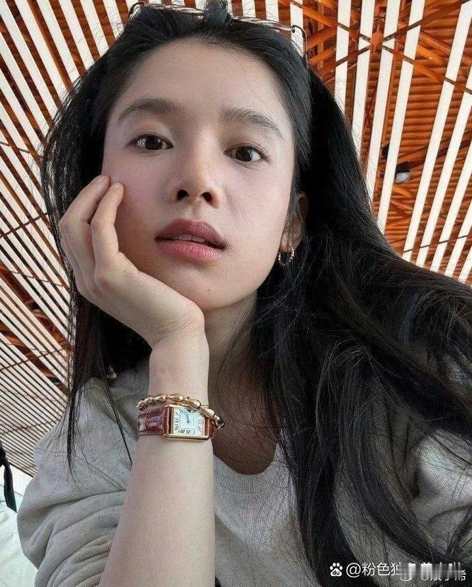 张婧仪戴眼镜自拍，第一张是不是面中凹，我瞬间知道你为什么说现在流行窄框了 