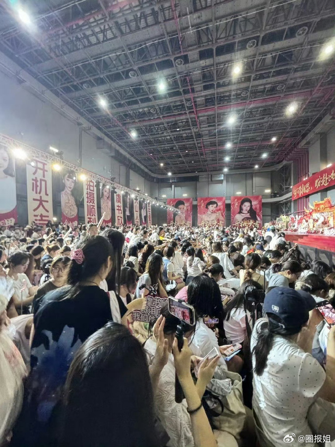 虞书欣给粉丝做逆应援  虞书欣念相思开机现场 《念相思》开机名场面，盛大应援与暖