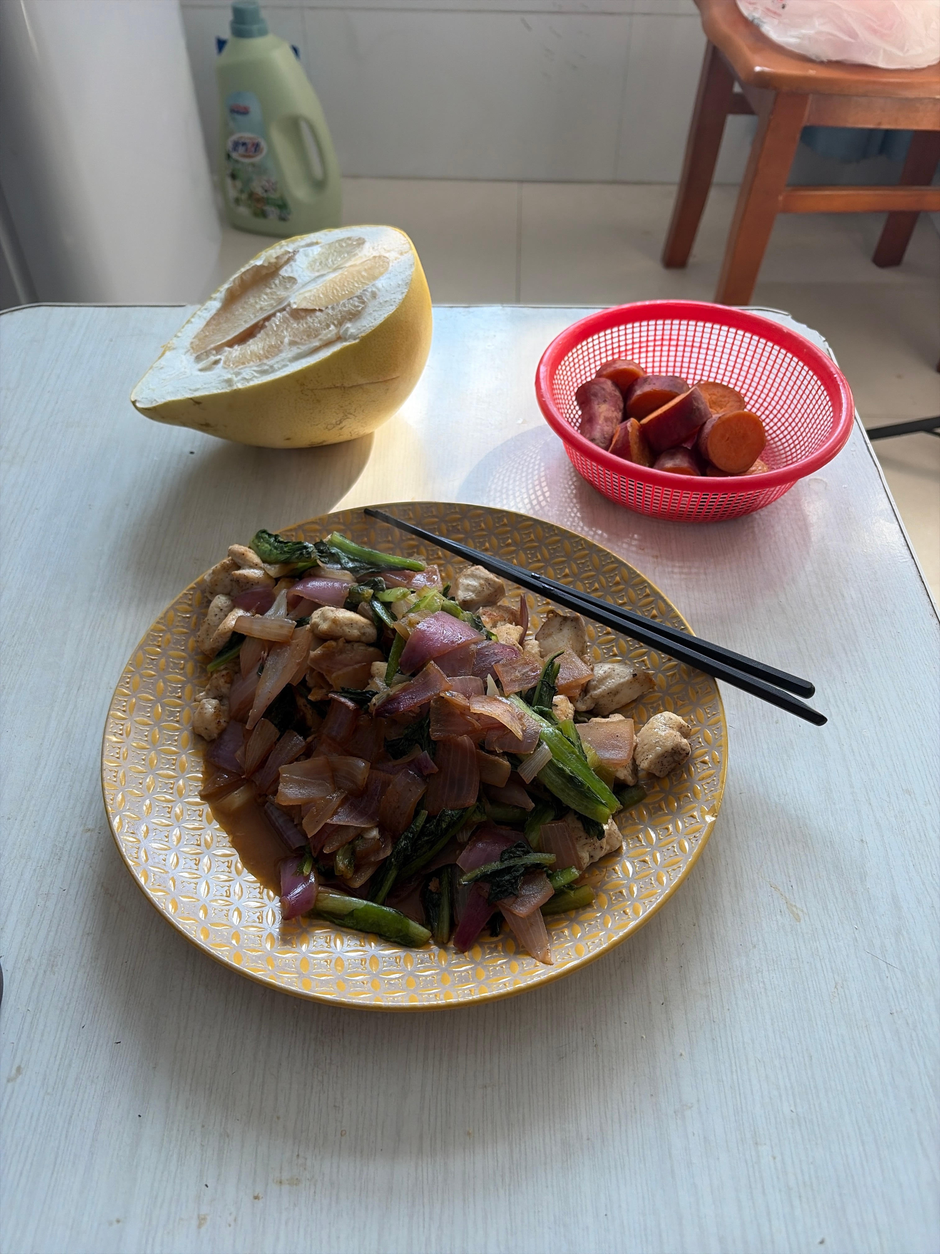 刚才吃完最后一口鸡胸肉的时候，突然觉得吃烦了。算了一下，我已经连着吃了一百多天鸡
