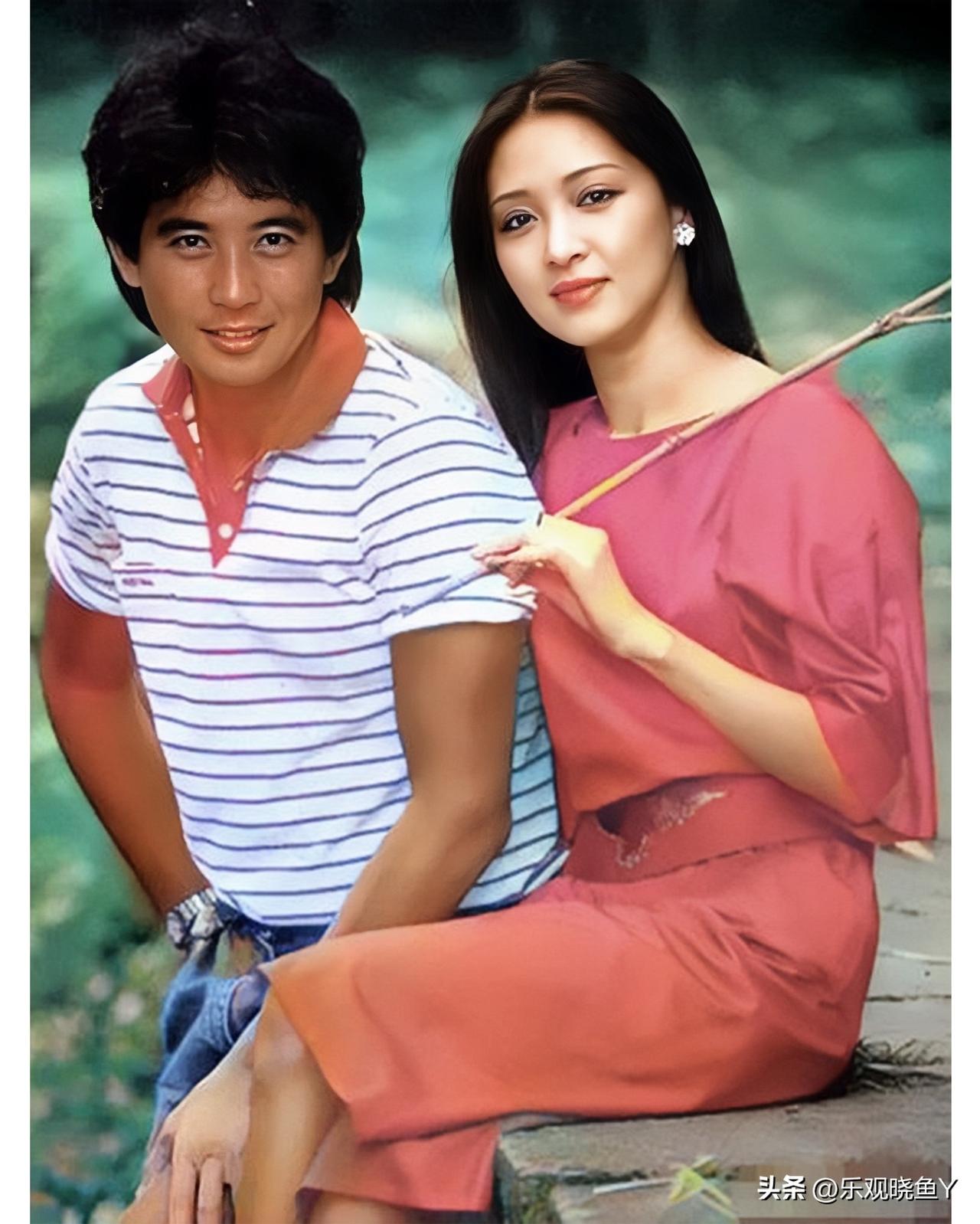 这是秦汉和胡因梦年轻时的一张留影老照片，拍摄于1977年。当时秦汉31岁，儒雅俊