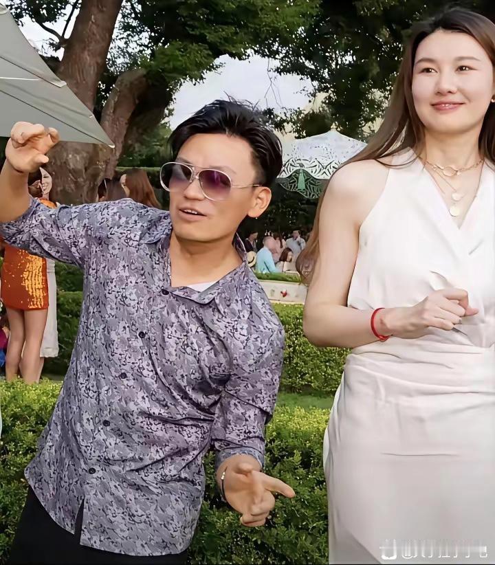 王宝强带着冯清出席宴会冲上热搜！在一起八年为什么还不结婚？