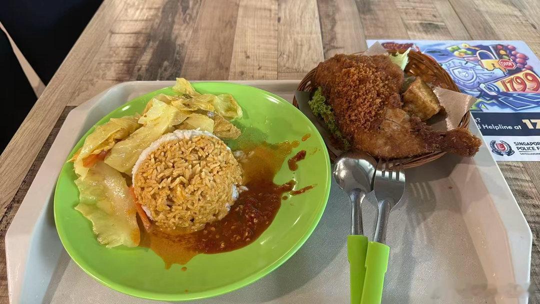 NUS的Ayam penpyt非常好吃😋  ​​​