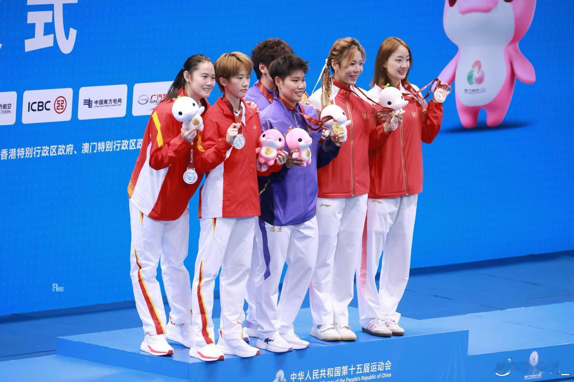 赛场上杀伐果断的冠军们，此刻却柔软得像个孩子。这种反差萌，源于最真的情。