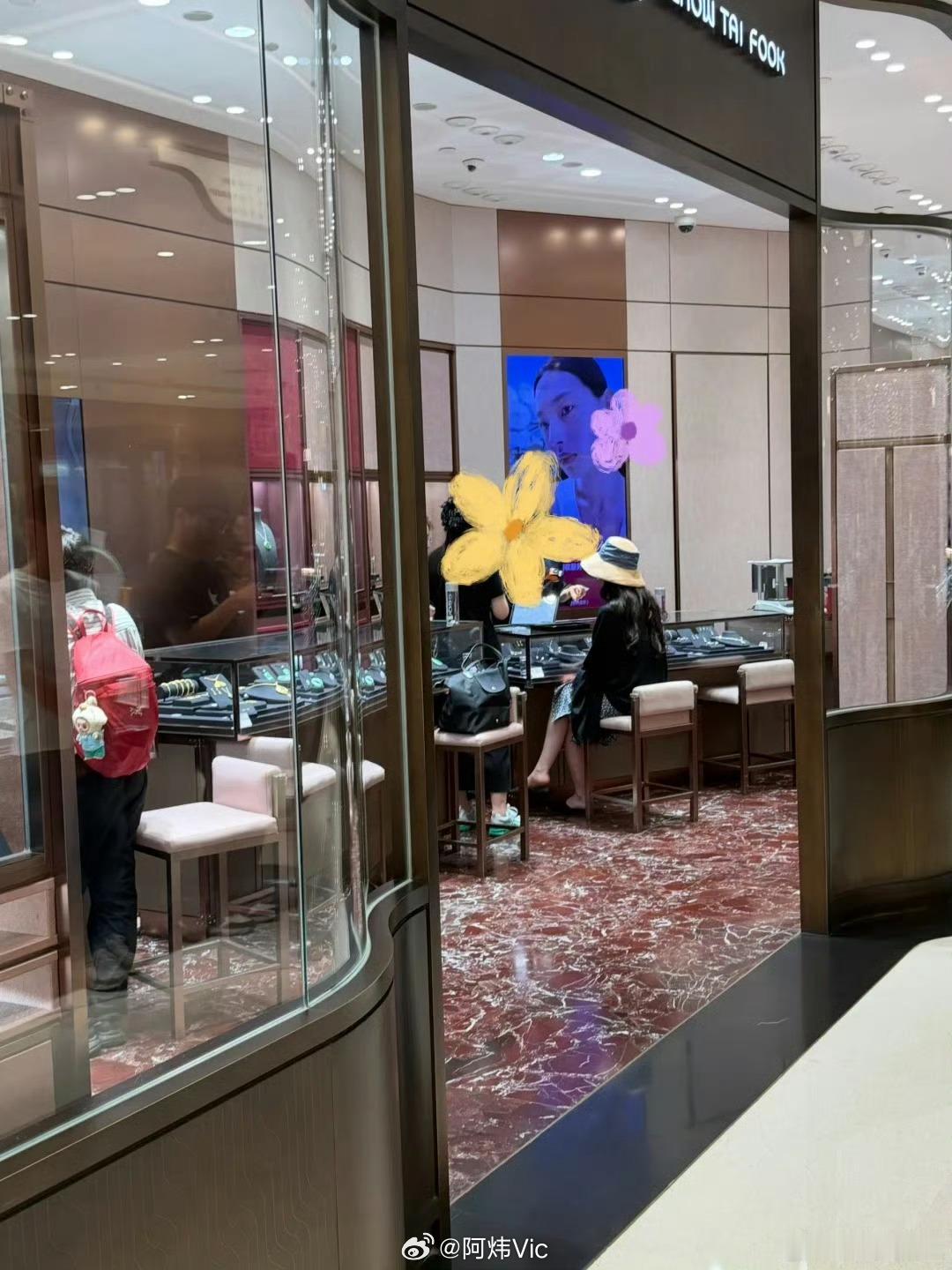 【刘亦菲给员工送黄金】富有且大方的仙女姐姐刘亦菲给员工送黄金，之前剧组杀青也给同
