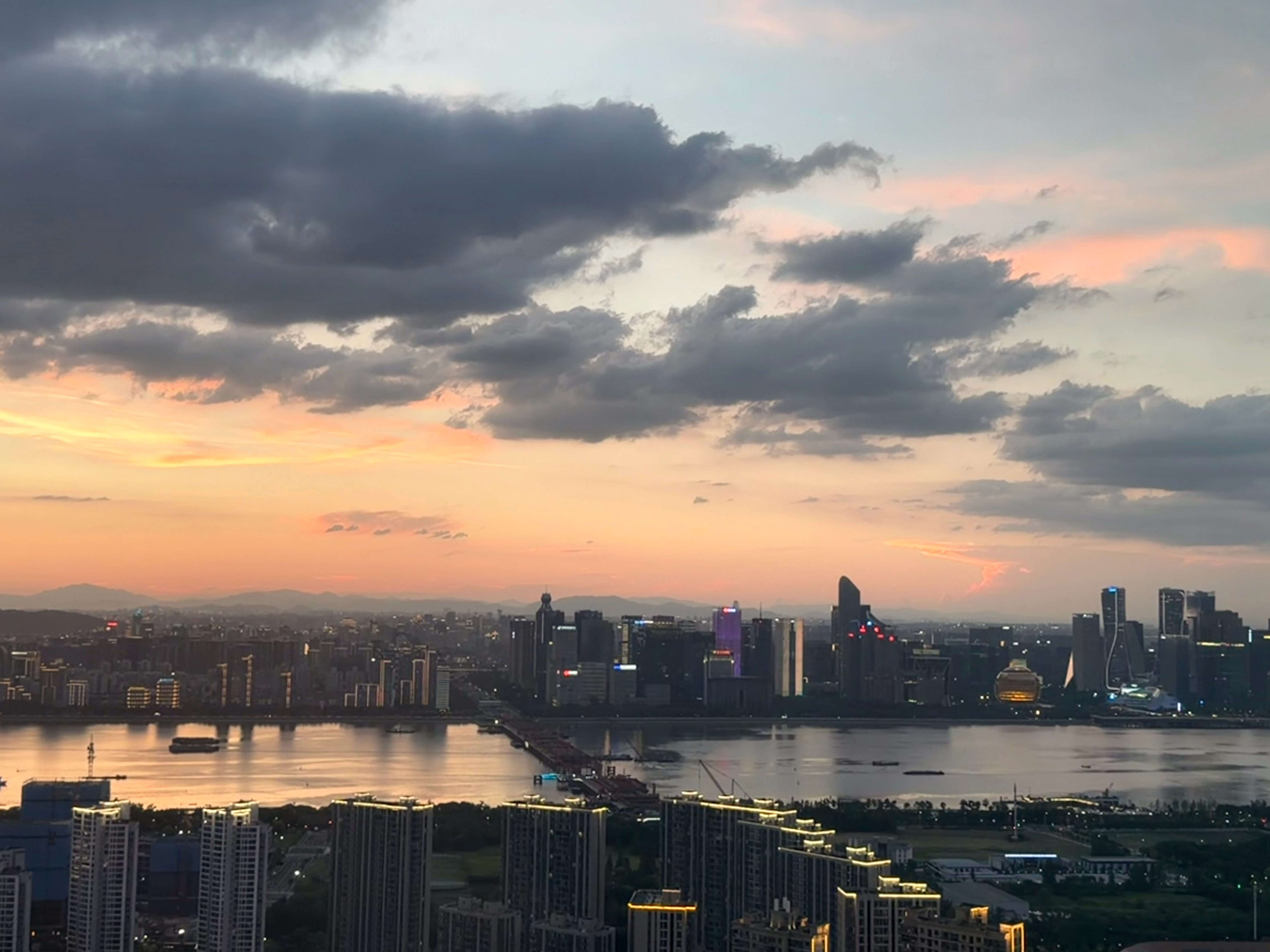 下班前站窗户边狂拍拍 牛马也会被这天空治愈到 