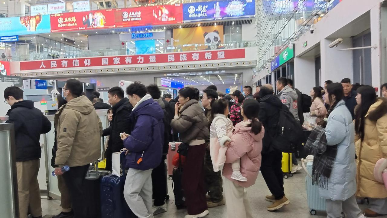 春节倒计时第四天，成都东站已经人潮人涌，回家过年的愿望，是每个游子的心愿，回家和