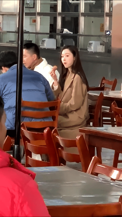 宋轶吃饭是频频转头打招呼，看起来地位不一般#你觉得宋轶美吗#