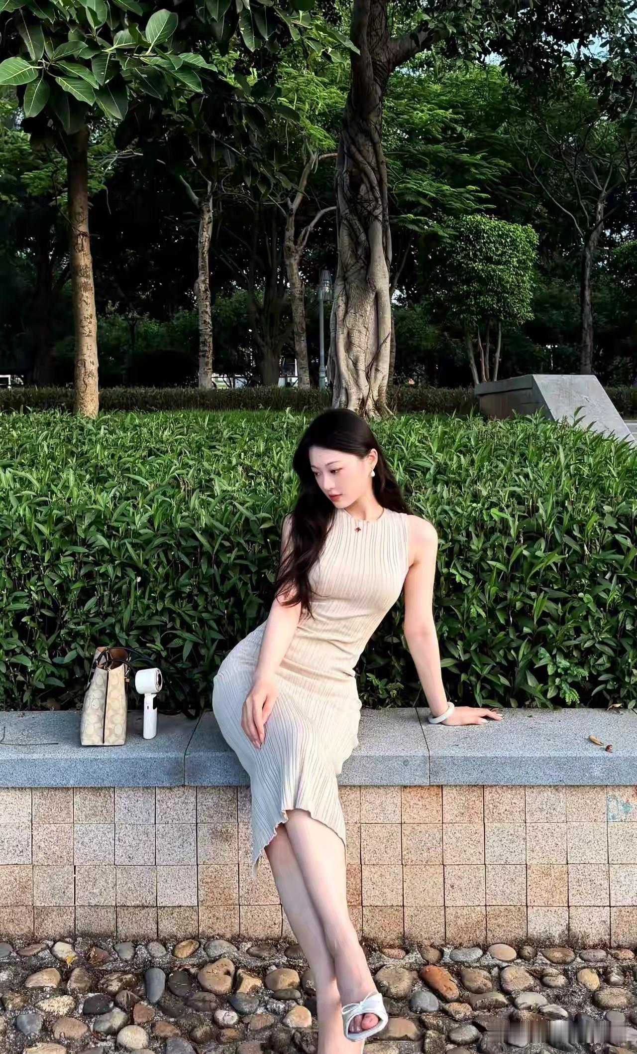 绿树红袖
 
夏风穿过公园层层叠叠的浓绿，把满树的光影揉成碎金，落在石凳边人的身
