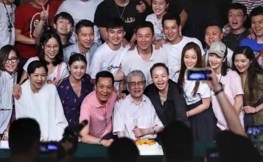 这张照片拍摄于北京人民艺术剧院67周年院庆的庆祝活动现场，图中汇聚了人艺几代演员