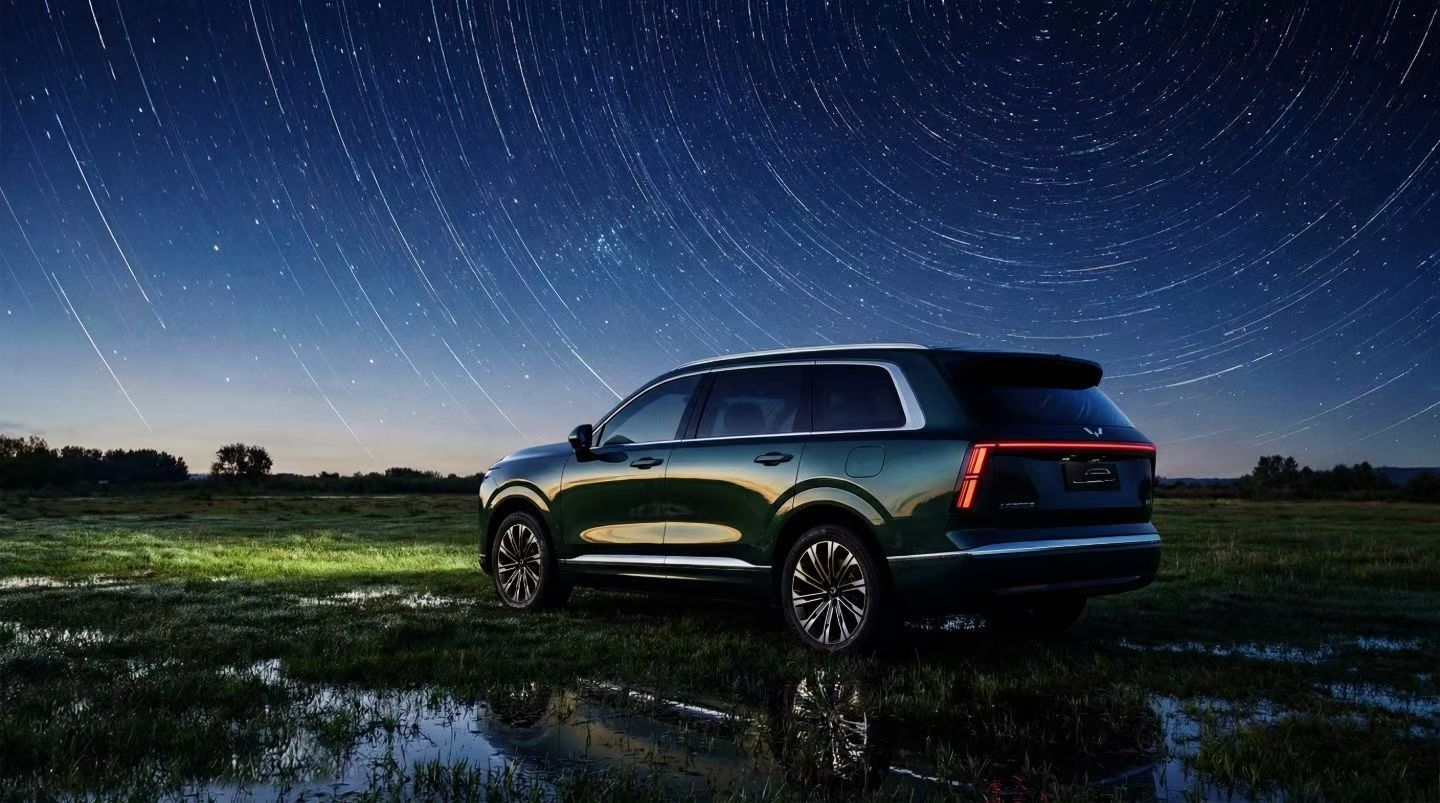 五菱星光L插混中大型6座SUV4980×1930×1760 mm，轴距2950 