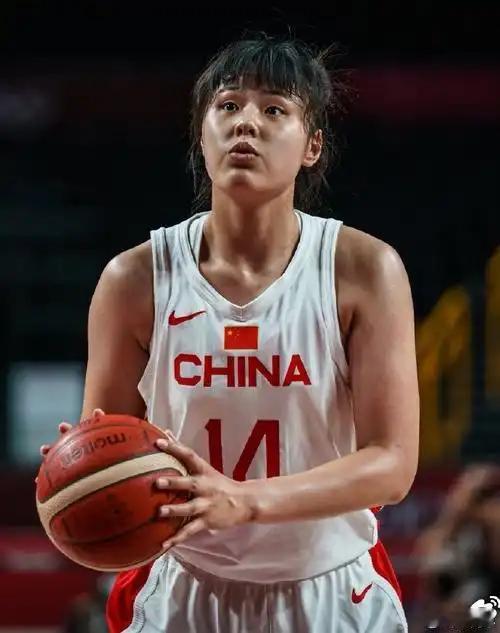 李月汝护照丢了打不了世界杯，但这事扒开看，其实是长期封闭集训和海外打球的路线之争