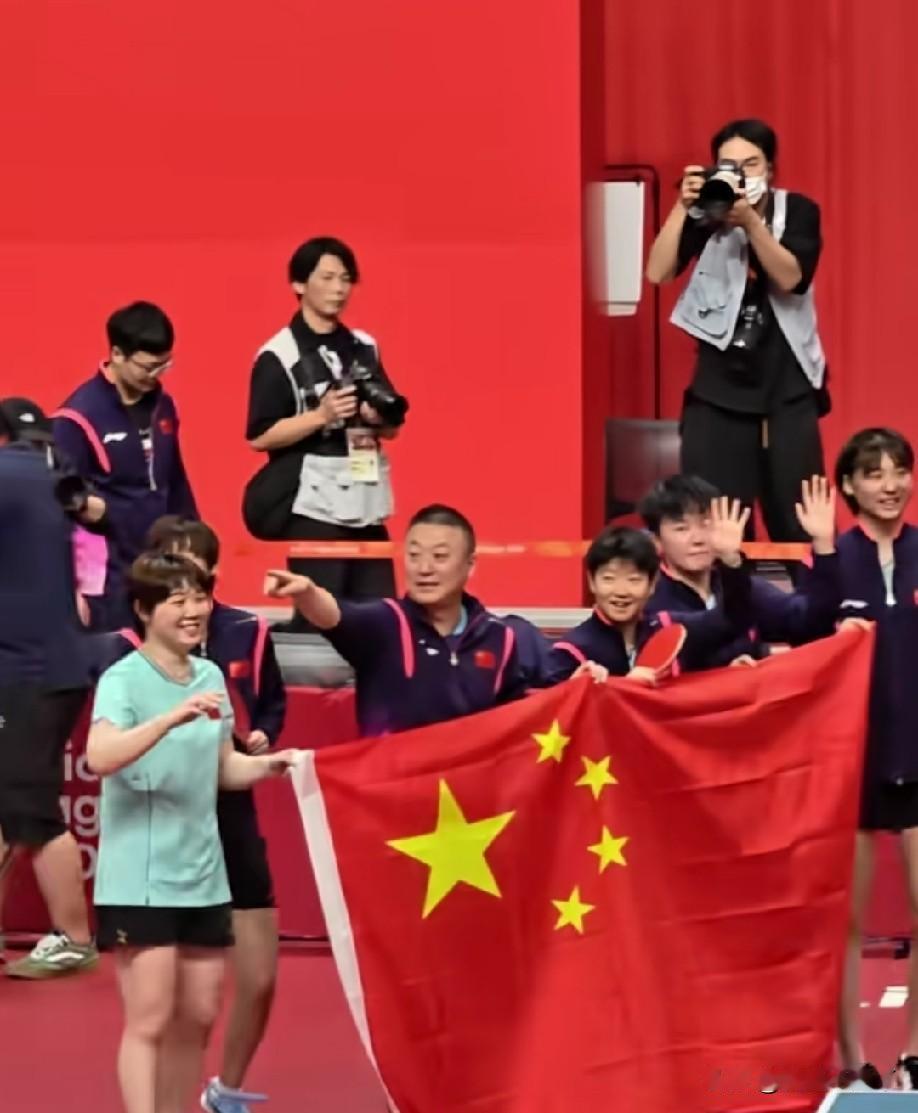 看看奖牌榜吧！中国队金牌数量76了，遥遥领先，其它的事情都不重要了，中国队已经是