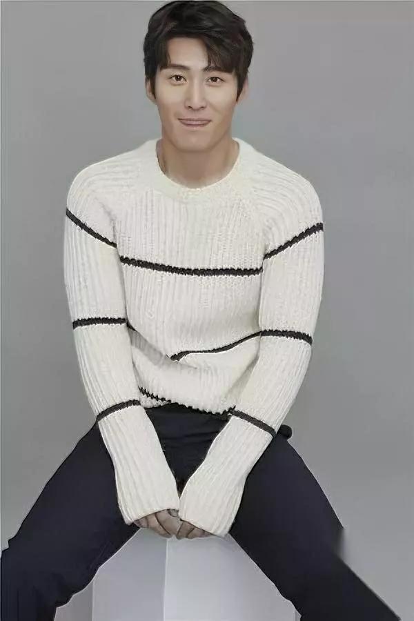 窦骁真人颠覆想象！

婚后变化大到不敢认？

表妹偶遇窦骁后直摇头，说真人跟电视