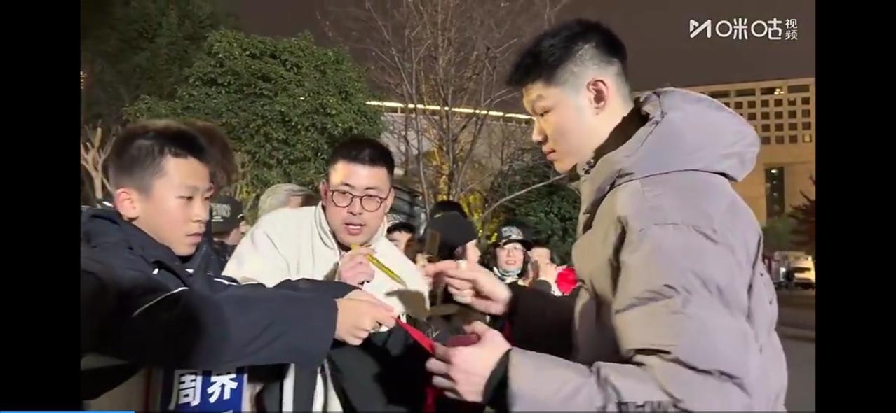 胡金秋赛后忙着给球迷签名，不顾大巴鸣笛警告，教育小朋友别拿红领巾来签名



球