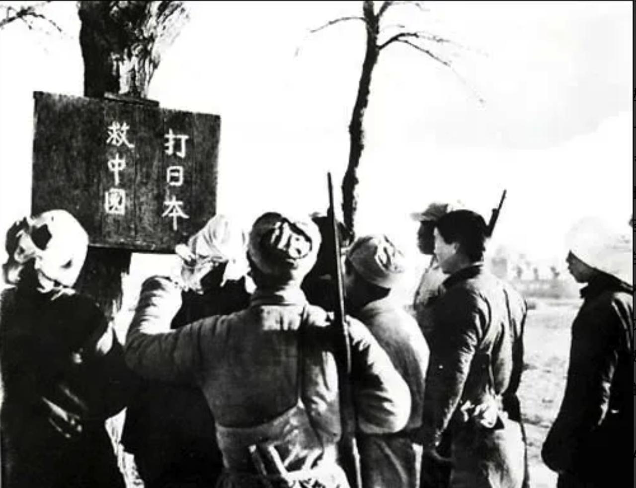 抗战时，日军在谷仓旁拉屎。村民悄悄摸过去，一长矛扎进屁股，当场扎死。这仇报得真解