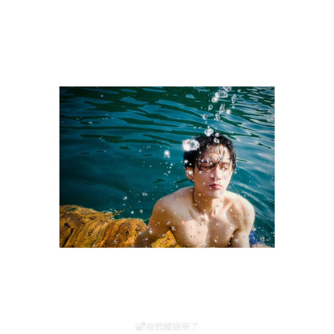檀健次一出国就大方捂眼睛害羞脸😳 