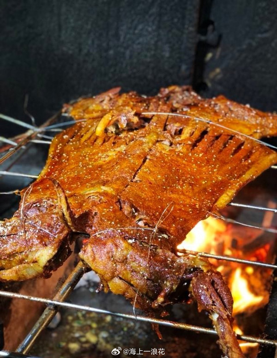 人民日报评烤羊缩水事件烤羊实际重量与宣传严重不符，这明显违背了公平交易的原则。人