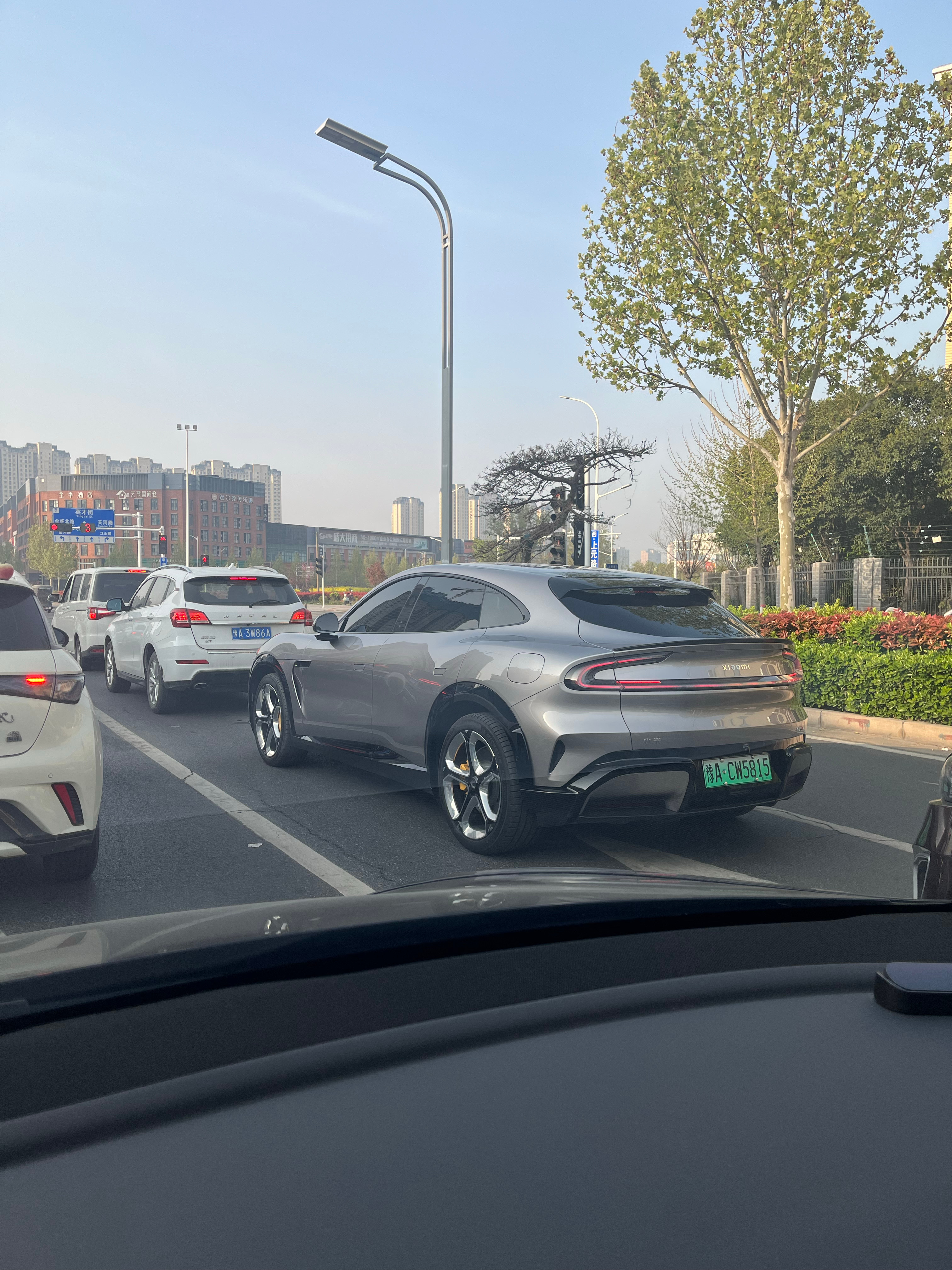 小米汽车路上肉眼可见地多起来了，我们小区地下车库就有好多辆小米汽车，小米yu7怎