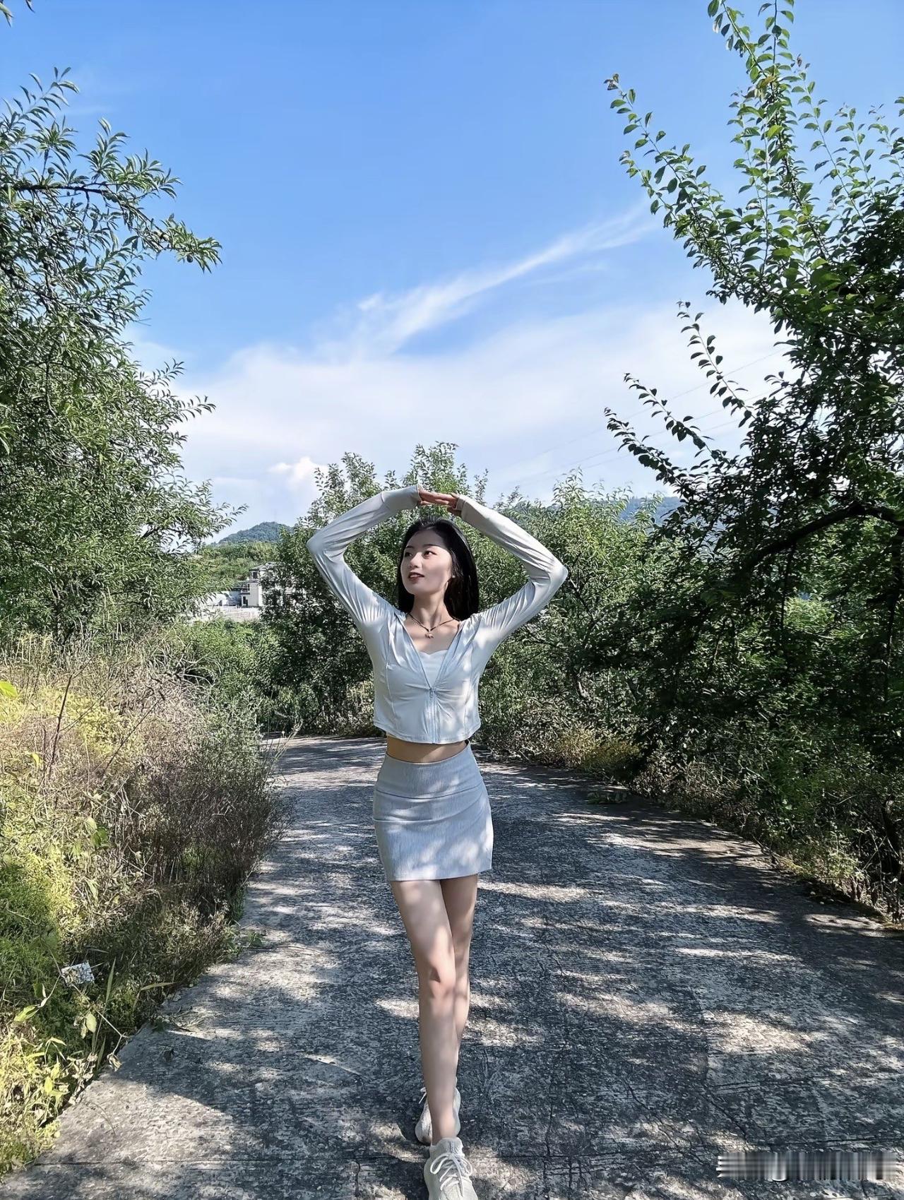 为什么重感情的人
都喜欢听伤感歌曲
因为他心软且善良
处处都为别人着想

连愿自