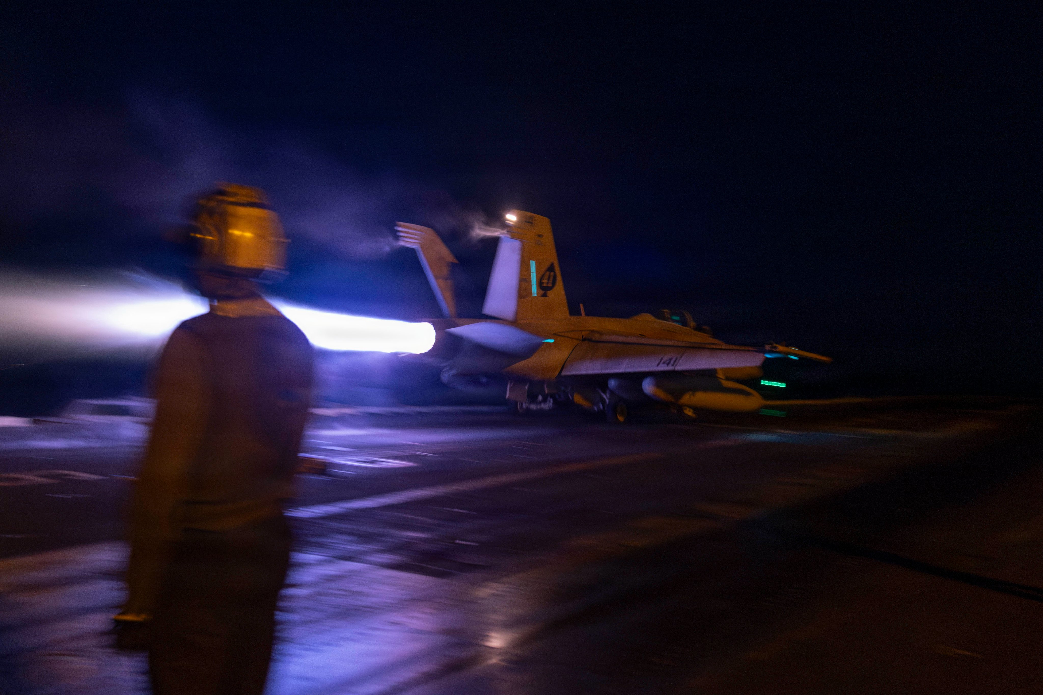 美国中央司令部特别为充当空中加油机的F/A-18F超级大黄蜂发了一组集锦。 